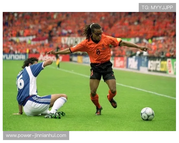 足球球星慢慢长大见证绿茵梦想绽放青春奋斗与荣耀之路